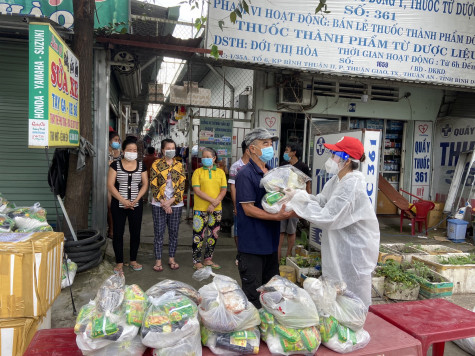 Các nhóm thiện nguyện TP.Hồ Chí Minh trao hơn 4000 phần quà cho người dân Bình Dương