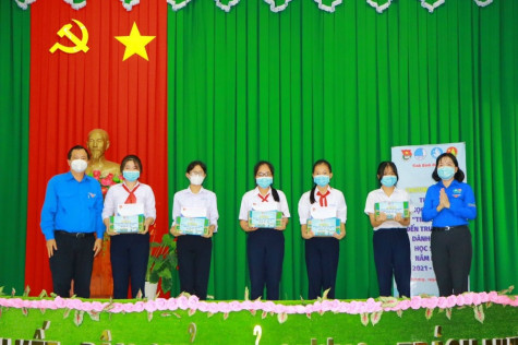 Tỉnh đoàn trao tặng học bổng cho học sinh khó khăn