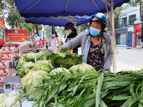 Hỗ trợ 300 người dân khó khăn tại phiên chợ “0 đồng” lần thứ 35