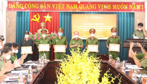 Khen thưởng các cá nhân lập thành tích phá án