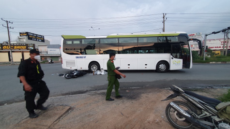 Va chạm với xe khách chở công nhân, một người đàn ông tử vong