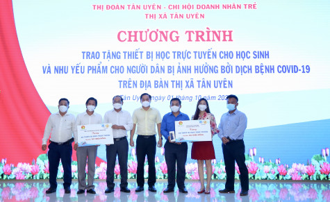 Trao thiết bị học trực tuyến cho học sinh, nhu yếu phẩm cho người dân TX.Tân Uyên