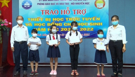 TP.Thủ Dầu Một trao học bổng, hỗ trợ thiết bị học trực tuyến