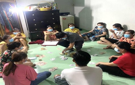 Bắt nhóm phụ nữ đánh bạc ăn tiền