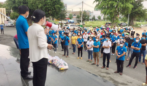 Gác chuyện gia đình, xung phong vào “vùng đỏ”