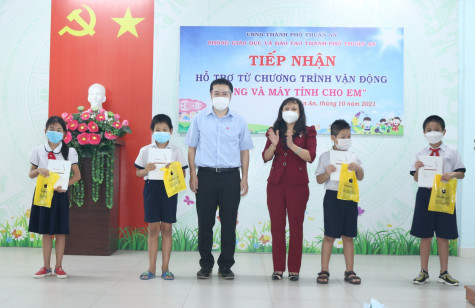 TP.Thuận An: Trao tặng thiết bị học tập cho học sinh có hoàn cảnh khó khăn