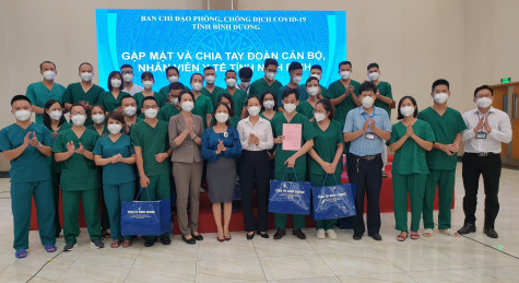 Trao quà tri ân 30 thành viên Đoàn cán bộ, nhân viên y tế tỉnh Ninh Bình hỗ trợ Bình Dương chống dịch