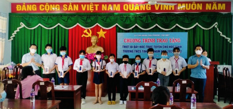 Phường Tân Hiệp, TX.Tân Uyên: Trao 28 thiết bị học trực tuyến cho học sinh khó khăn