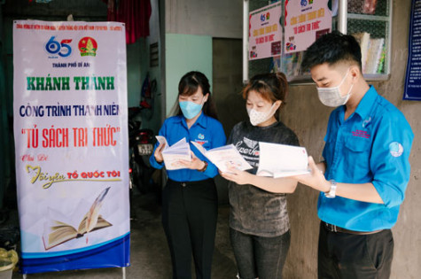 Thành đoàn Dĩ An: Thực hiện công trình “Tủ sách tri thức” tại chi hội nhà trọ