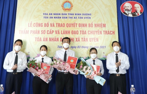 Trao quyết định bổ nhiệm thẩm phán sơ cấp và lãnh đạo tòa chuyên trách Toà án nhân dân TX.Tân Uyên