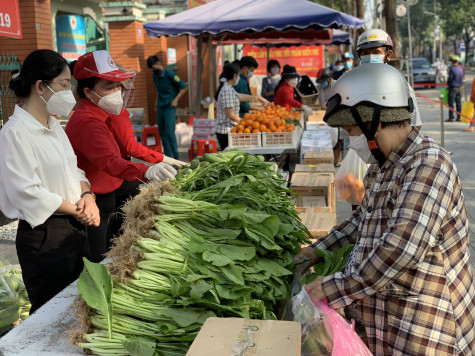 Phiên chợ “0 đồng” thiết thực hỗ trợ người dân khó khăn