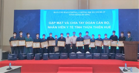 Chia tay đoàn cán bộ, nhân viên y tế tỉnh Thừa Thiên - Huế