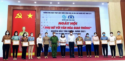 Ngày hội “Phụ nữ với an toàn giao thông”