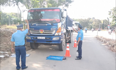 Ra quân cân kiểm tra tải trọng phương tiện trên ĐT 741