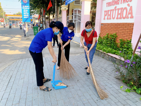 TP.Thủ Dầu Một: Các trường học ra quân tổng vệ sinh môi trường