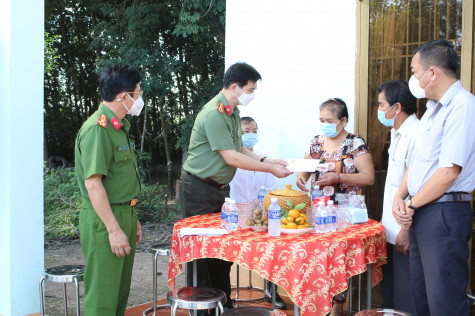 Thăm, tặng quà cho gia đình có người tử vong do tai nạn giao thông