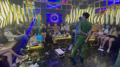 Kiểm tra karaoke, phát hiện 19 thanh thiếu niên “bay lắc”