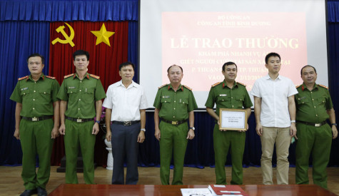 Khen thưởng Ban chuyên án truy bắt đối tượng giết người cướp tài sản sau 21 giờ gây án