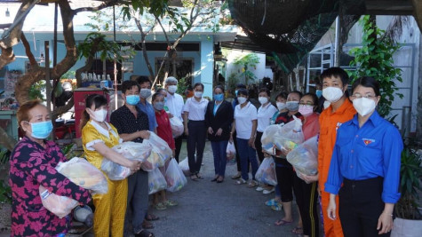 TP.Dĩ An: Tặng quà nữ công nhân xa quê ở lại làm việc