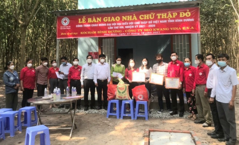 Bàn giao 3 căn nhà chữ thập đỏ cho các gia đình có hoàn cảnh khó khăn