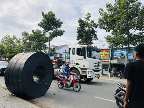 Cuộn thép nặng hàng chục tấn rơi xuống đường, nhiều người tháo chạy