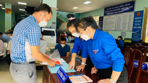 TX.Tân Uyên: Ra quân đội hình thanh niên tình nguyện hỗ trợ thực hiện dịch vụ công trực tuyến