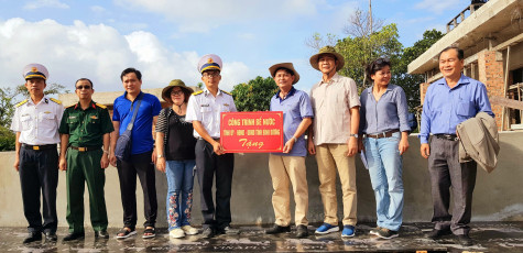 Lãnh đạo tỉnh thăm và tặng quà quân và dân trên đảo Thổ Chu