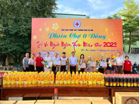 Trao quà Tết Nguyên đán Nhâm Dần 2022 cho người nghèo, khó khăn