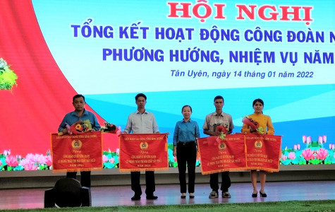 Khen thưởng tập thể, cá nhân có nhiều đóng góp trong hoạt động công đoàn