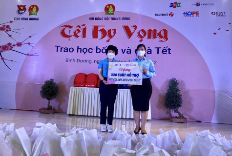 Trao học bổng cho trẻ em khó khăn mồ côi do dịch bệnh Covid-19