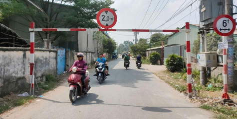 Thông tin tiếp theo vụ xe container, xe tải gây hư đường Bình Chuẩn 17: Chính quyền địa phương đã lắp barie, gắn camera giám sát