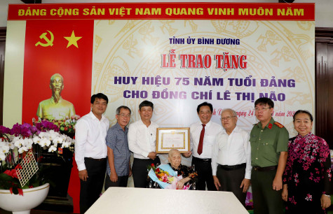 Tỉnh ủy Bình Dương trao tặng Huy hiệu 75 năm tuổi Đảng