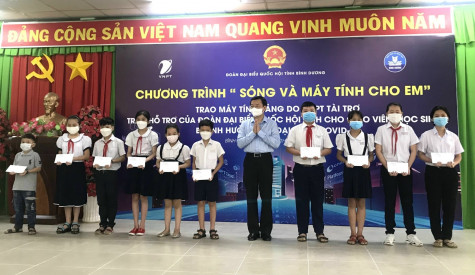 Trao hỗ trợ cho giáo viên, học sinh bị ảnh hưởng bởi đại dịch Covid-19