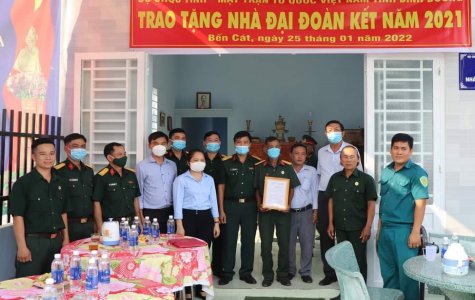 Trao nhà đại đoàn kết cho hội viên cựu chiến binh