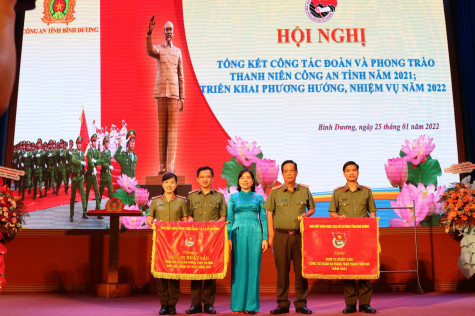 Đoàn Thanh niên Công an tỉnh nhận Cờ thi đua của Trung ương Đoàn