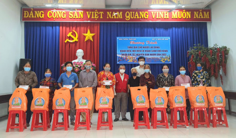 Hội Chữ thập đỏ tỉnh Bình Dương tặng quà tết