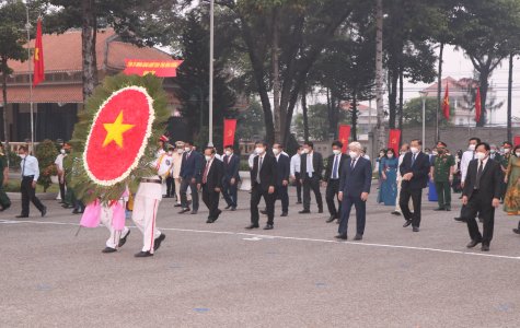 Lãnh đạo tỉnh Bình Dương viếng Nghĩa trang Liệt sĩ tỉnh