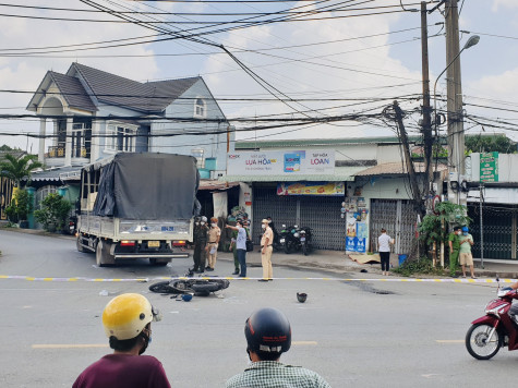 Tông vào đuôi xe tải đang ôm cua, hai người thương vong