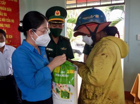 Liên đoàn Lao động tỉnh: Thăm hỏi, tặng quà học sinh, người nghèo tỉnh Bình Phước