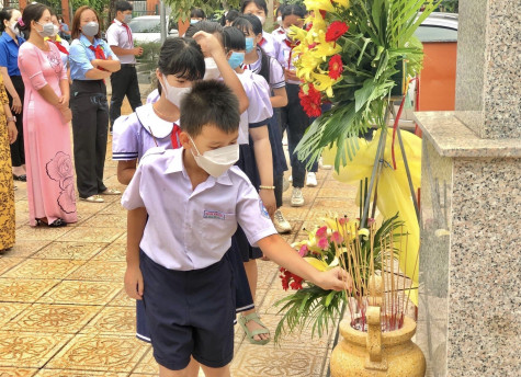 Thị đoàn Bến Cát tổ chức Hành trình về địa chỉ đỏ