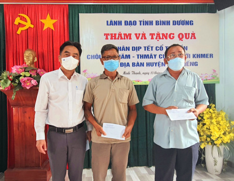 Lãnh đạo UBND tỉnh thăm, tặng quà, chúc mừng tết cổ truyền của đồng bào Khmer