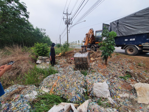 Thu gom hơn 1 tấn rác thải nhựa sau khi  báo Bình Dương phản ánh