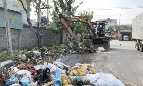 Chính quyền địa phương và doanh nghiệp cùng ra quân dọn vệ sinh môi trường