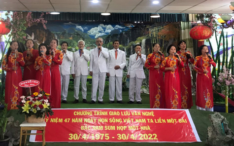 Giao lưu văn nghệ chào mừng 47 năm thống nhất đất nước