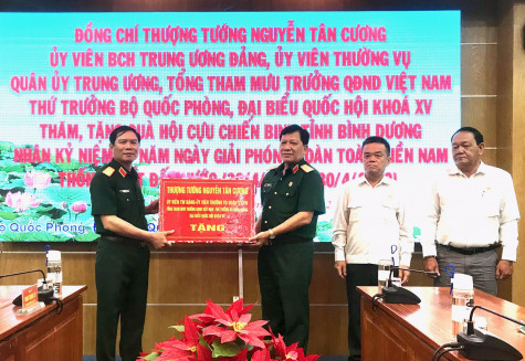 Thượng tướng Nguyễn Tân Cương, Thứ trưởng Bộ Quốc phòng gặp gỡ, tặng quà cựu chiến binh tỉnh Bình Dương