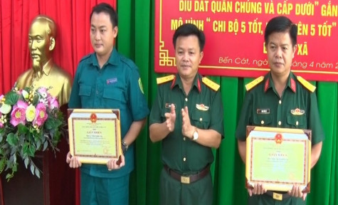 Đảng ủy - Ban Chỉ huy Quân sự TX.Bến Cát: Sơ kết mô hình “Cán bộ, đảng viên dìu dắt quần chúng và cấp dưới”, “Chi bộ 5 tốt, đảng viên 5 tốt”