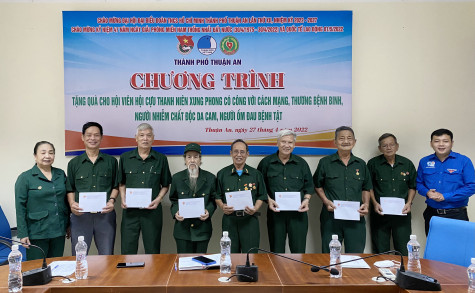 Thành đoàn Thuận An phối hợp tặng 40 phần quà cho cựu thanh niên xung phong