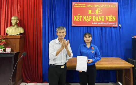 Kết nạp Đảng thanh niên công nhân