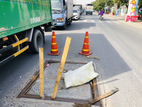 Tình trạng hố ga bị bít kín không thoát nước khi trời mưa: Cần xử lý nhanh để hạn chế ngập cục bộ