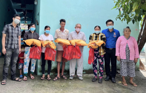 Thành đoàn Dĩ An trao tặng “Căn phòng mơ ước” cho công nhân khó khăn